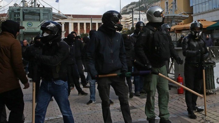 Επιτέθηκαν σε φωτορεπόρτερ στο Σύνταγμα – Μεταφέρθηκε στο νοσοκομείο