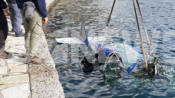 Συγκλονιστικές εικόνες από την ανέλκυση του μοιραίου αεροπλάνου στο Μεσολόγγι – ΦΩΤΟ