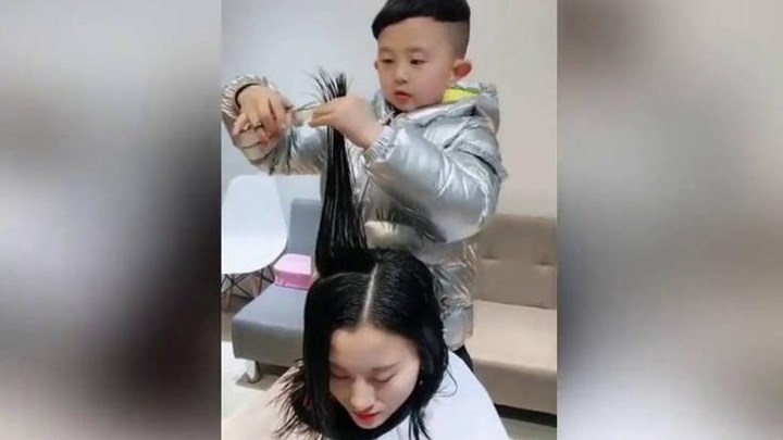 Κομμωτής ετών… έξι – ΒΙΝΤΕΟ