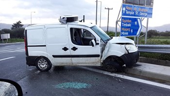 Αυτοκίνητο πήρε «σβάρνα» τα φανάρια και έπεσε στις μπάρες – ΦΩΤΟ