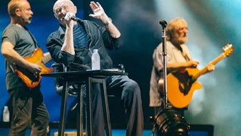 Εμφάνιση σοκ του Phill Colins στη σκηνή – ΒΙΝΤΕΟ – ΦΩΤΟ