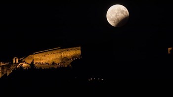 Τρία φαινόμενα σε… ένα: Η Πανσέληνος συνδυάσθηκε με ολική έκλειψη και υπερπανσέληνο