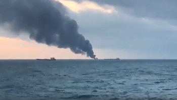 Εκρήξεις σε δύο πλοία στα στενά του Κερτς – ΒΙΝΤΕΟ