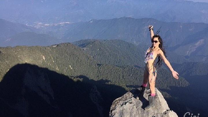 Πλήρωσε με τη ζωή της το… πάθος της – Το τραγικό τέλος της “πεζοπόρου με το μπικίνι” – ΦΩΤΟ