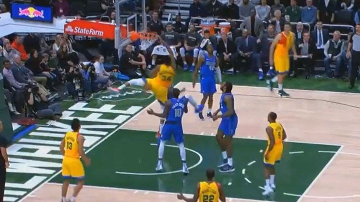 Το φοβερό κάρφωμα του Αντετοκούνμπο στον Ντόντσιτς – ΒΙΝΤΕΟ