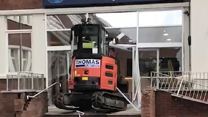 Τον άφησαν απλήρωτο και τα έκανε λαμπόγυαλο – Εισέβαλε στο κτίριο με…εκσκαφέα – ΒΙΝΤΕΟ