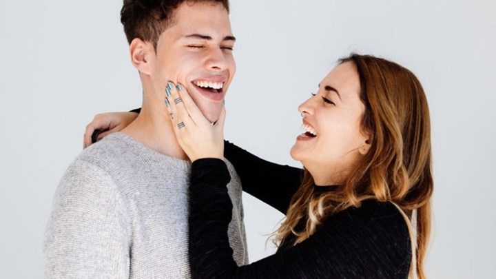 Το γέλιο κρατάει δεμένο ένα ζευγάρι για χρόνια – Τι λένε οι ειδικοί