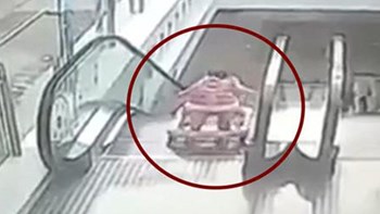 Μωρό έπεσε με τη στράτα του από κυλιόμενη σκάλα – ΒΙΝΤΕΟ