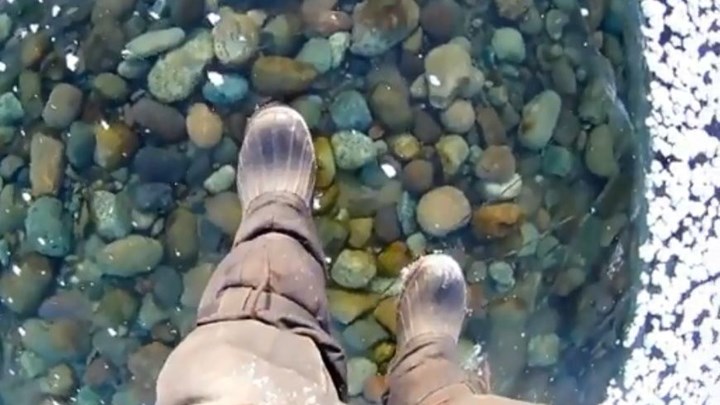 Περπάτησε στην παγωμένη λίμνη Βαϊκάλη – ΒΙΝΤΕΟ