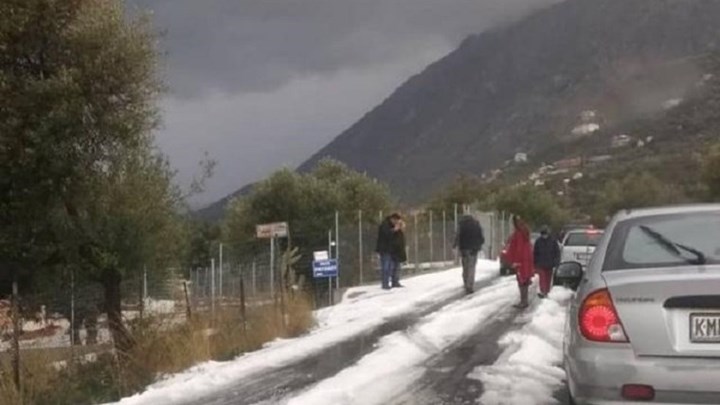 Προβλήματα από το χαλάζι στον δρόμο από Καλαμάτα για Μάνη – ΦΩΤΟ