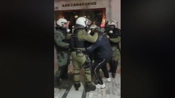 Η στιγμή της σύλληψης γνωστού Κρητικού λυράρη στο συλλαλητήριο για τη Μακεδονία – ΒΙΝΤΕΟ