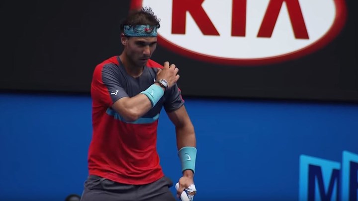 Τα γούρια του Ναδάλ – Τα μπουκαλάκια, τα σερβίς και οι συνήθειες του μεγάλου αντιπάλου του Τσιτσιπά – ΒΙΝΤΕΟ