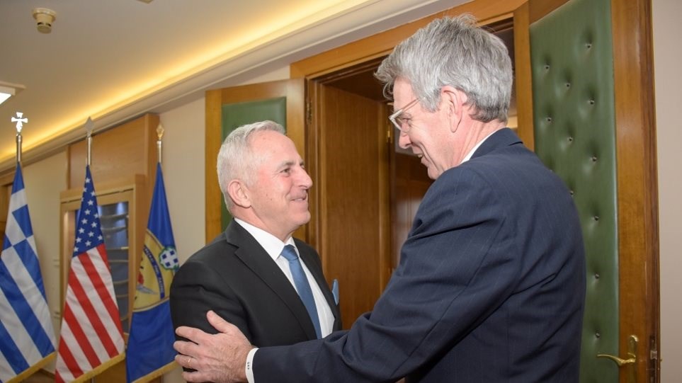 Με τον Αμερικανό Πρέσβη συναντήθηκε την Τρίτη ο Αποστολάκης – Τι του ανέφερε για τις τουρκικές προκλήσεις
