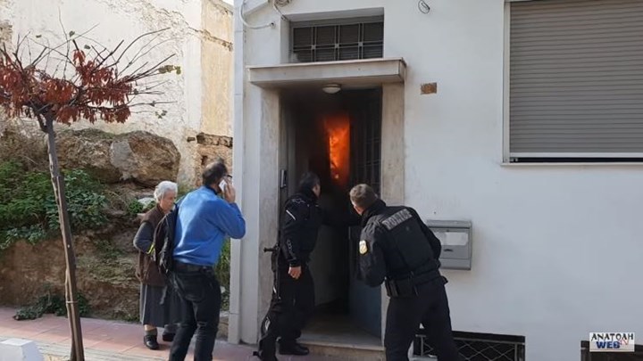 Συναγερμός στον Άγιο Νικόλαο: Στο νοσοκομείο ένοικοι πολυκατοικίας έπειτα από πυρκαγιά – ΒΙΝΤΕΟ