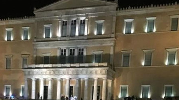 Συναγερμός στην Aστυνομία: Εντοπίστηκε ύποπτο ηλεκτρικό πατίνι έξω από τη Βουλή – Έκλεισαν οι δρόμοι