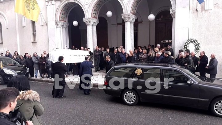 Θρήνος και οργή στην κηδεία της 14χρονης Ιωάννας από τη Λαμία – ΦΩΤΟ – ΒΙΝΤΕΟ