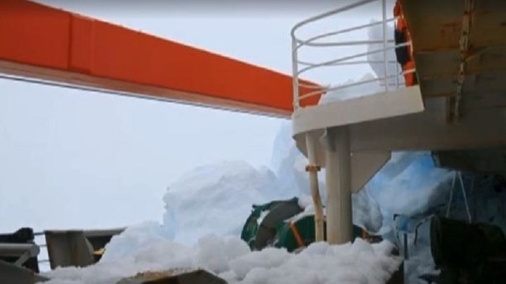 Πλοίο προσέκρουσε σε παγόβουνο στην Ανταρκτική – ΒΙΝΤΕΟ