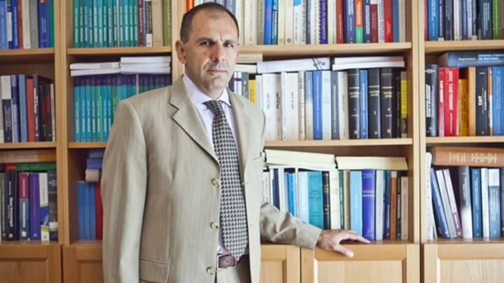 Σύμβουλος Μητσοτάκη: Ψηφίζουμε μια «λευκή» επιταγή για το πώς έχει τροποποιηθεί το Σύνταγμα της FYROM