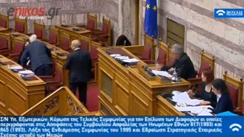 Κίνηση με νόημα από τον Παπαχριστόπουλο – Ο σύντομος διάλογος με την Κουντουρά στα υπουργικά έδρανα – ΒΙΝΤΕΟ