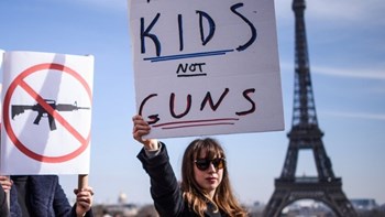 Σοκ: 7χρονος πυροβόλησε στο σχολείο με το όπλο του πατέρα του