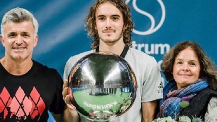 Το φιλί από την μητέρα του Τσιτσιπά πριν από τον αγώνα – ΒΙΝΤΕΟ