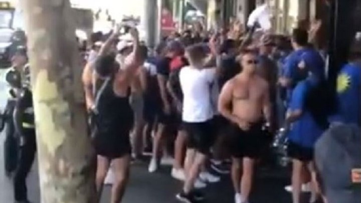 Αποθέωση για τον Τσιτσιπά από τους Έλληνες της Μελβούρνης – ΒΙΝΤΕΟ