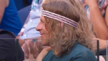 Ντύθηκε… Τσιτσιπάς και πήγε να δει τον αγώνα – ΒΙΝΤΕΟ