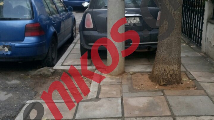 Αποκλεισμένο πεζοδρόμιο στη Θεσσαλονίκη – ΦΩΤΟ αναγνώστη