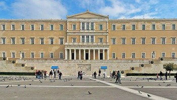 Το Σύνταγμα καταρρίπτει τους μύθους του διαδικτύου: Γιατί δεν μπλοκάρει η Συμφωνία ακόμη κι αν παραιτηθούν Πρόεδρος της Δημοκρατίας και βουλευτές