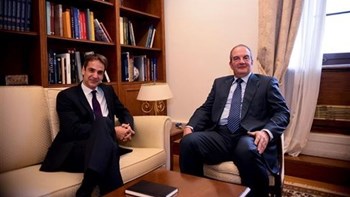 Η συνομιλία Μητσοτάκη – Καραμανλή και η πρόταση μομφής