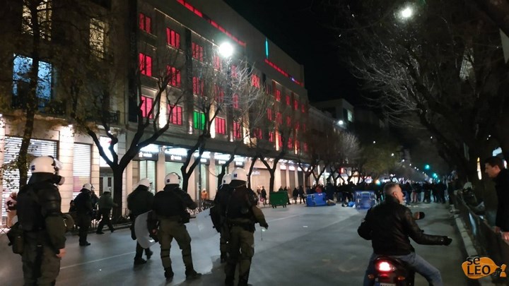 Ένταση στη Θεσσαλονίκη – Κουκουλοφόροι καίνε κάδους στην Τσιμισκή – ΦΩΤΟ