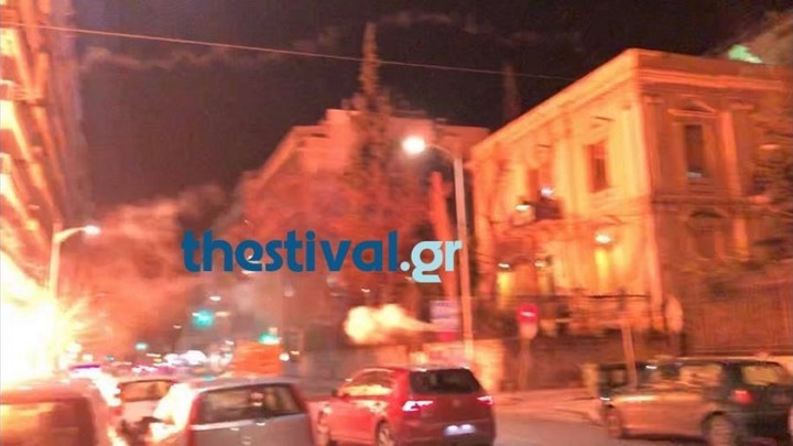 Επίθεση κουκουλοφόρων σε κατάληψη αντιεξουσιαστών στη Θεσσαλονίκη – BINTEO