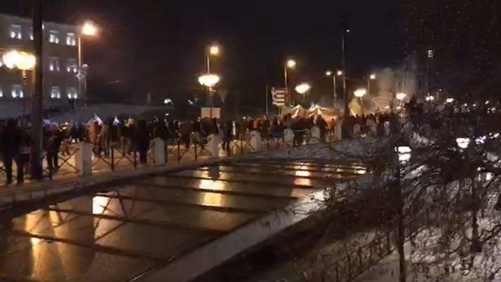 Επεισόδια μπροστά από τη Βουλή – ΤΩΡΑ