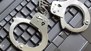 Χειροπέδες σε πρώην πολίστα για παιδική πορνογραφία