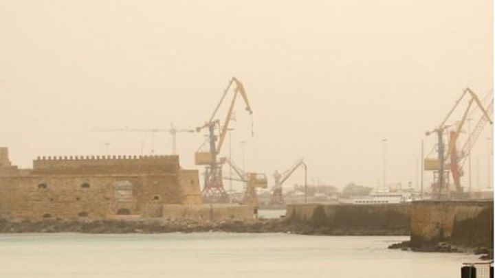 Αφρικανική σκόνη “πνίγει” το Ηράκλειο Κρήτης- ΦΩΤΟ