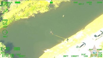 Πήδηξε σε λίμνη για να αποφύγει τη σύλληψη αν και… δεν ήξερε κολύμπι – ΒΙΝΤΕΟ