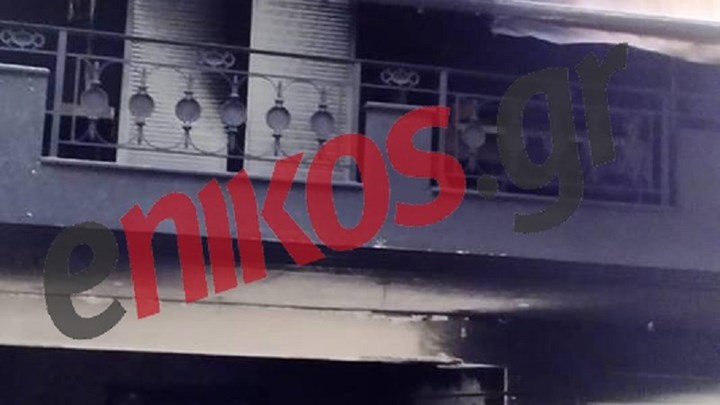 Φωτιά σε πολυκατοικία στον Πειραιά – Κάηκαν δύο αυτοκίνητα – ΦΩΤΟ