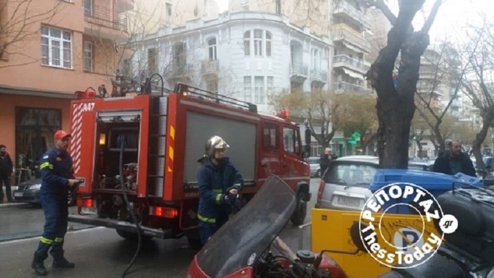 Συναγερμός στη Θεσσαλονίκη – Άντρας απειλεί να αυτοπυρποληθεί – ΤΩΡΑ