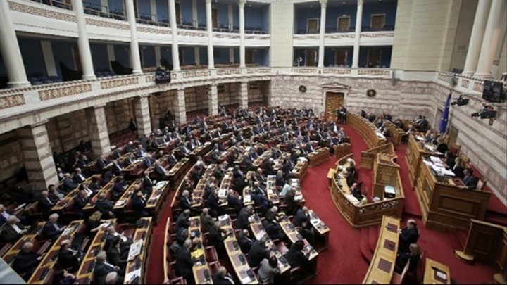 Το (αντι)κοινοβουλευτικό έθιμο που τίναξε στον αέρα την ψηφοφορία για νομοσχέδιο στη Βουλή