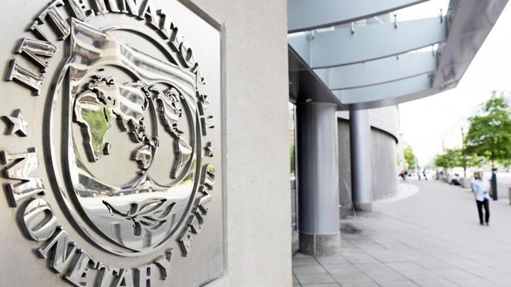 “Ναι μεν αλλά” από το ΔΝΤ για την Ελλάδα – Τι λέει για την ανάπτυξη, τον κατώτατο μισθό και τα αναδρομικά