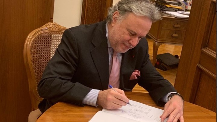 Η στιγμή που ο Κατρούγκαλος υπογράφει την κύρωση της Συμφωνίας των Πρεσπών – ΦΩΤΟ