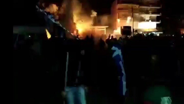 Μολότοφ και δακρυγόνα έξω από το σπίτι της Μπέττυς Σκούφα – ΒΙΝΤΕΟ