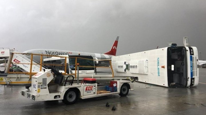 Ανεμοστρόβιλος «χτύπησε» το αεροδρόμιο της Αττάλειας – Ανετράπη λεωφορείο, ζημιές σε αεροπλάνα – ΦΩΤΟ – ΒΙΝΤΕΟ