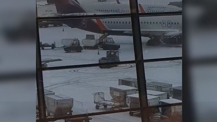 Προβλήματα σε δεκάδες πτήσεις λόγω του χιονιού στη Μόσχα