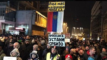 Την παραίτηση του προέδρου Βούτσιτς απαιτούν χιλιάδες διαδηλωτές στο Βελιγράδι