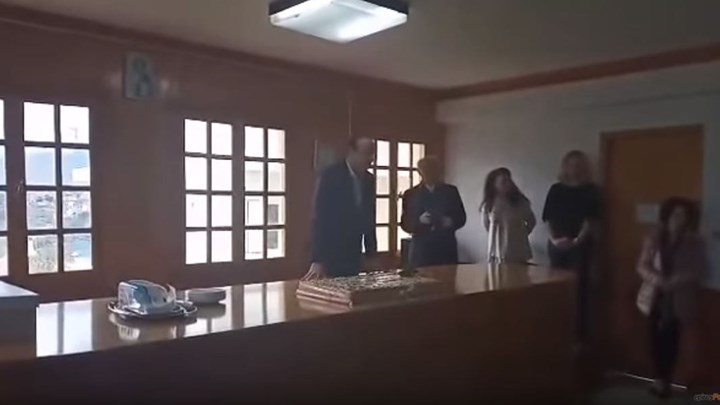 Η στιγμή που το… φωτιστικό πέφτει στο κεφάλι του δημάρχου στα Ιωάννινα – ΒΙΝΤΕΟ