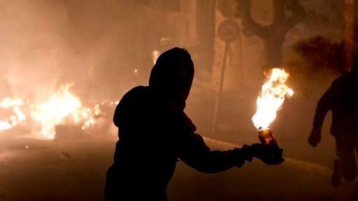 Σε απόγνωση οι αστυνομικοί για τις επιθέσεις από κουκουλοφόρους: Θέλουν να μας κάψουν ζωντανούς