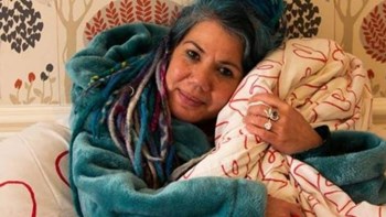 Το είδαμε και αυτό – Θα… παντρευτεί το πάπλωμά της