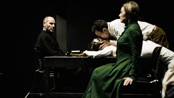 Το enikos.gr στις πρόβες των φιλόδοξων «Βρικολάκων»