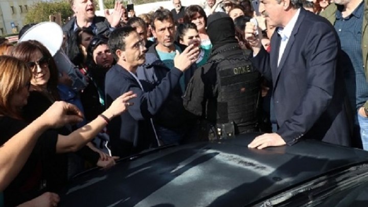 Με πλακάτ και συνθήματα υποδέχθηκαν τον Πολάκη στο ΠΑΓΝΗ – ΦΩΤΟ